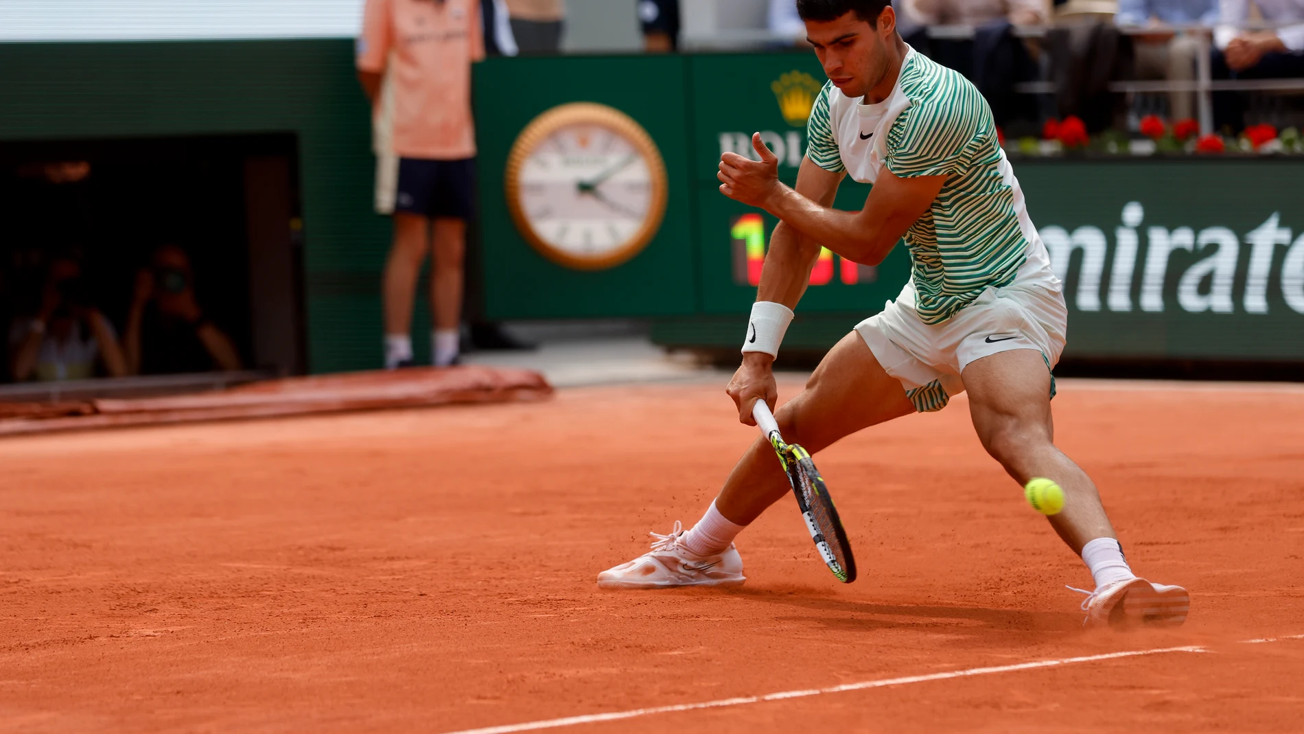 Spain's Carlos Alcaraz plays a shot and score with his back to Serbia's Novak Djokovic in the third game of the second set of their semifinal match of the French Open tennis tournament of the French Open tennis tournament at the Roland Garros stadium in Paris, Friday, June 9, 2023. (AP Photo/Jean-Francois Badias)