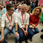 El presidente del Senado, Ander Gil (c), la presidenta del Congreso, Meritxell Batet (d) y el ministro de Industria, Turismo y Comercio, Héctor Gómez (i) asisten este sábado la reunión del Comité Federal del PSOE en la sede del partido en Madrid.