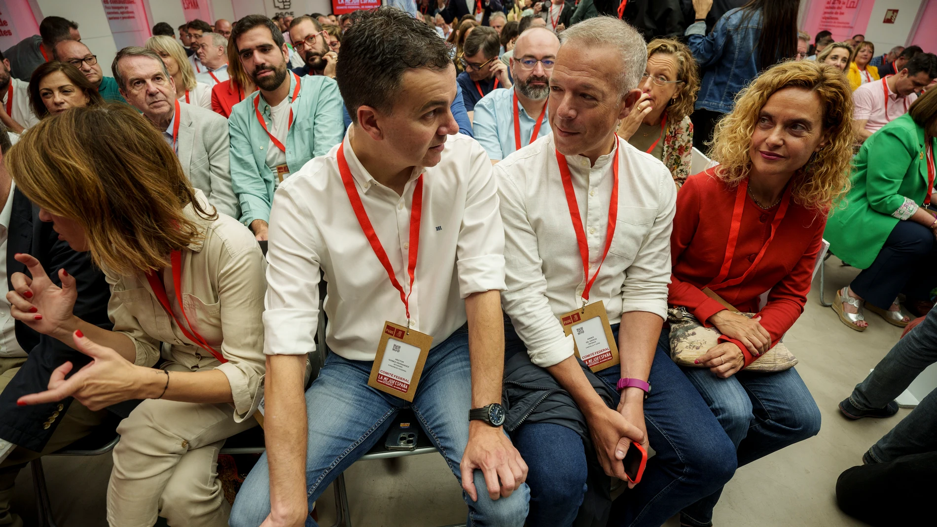 El presidente del Senado, Ander Gil (c), la presidenta del Congreso, Meritxell Batet (d) y el ministro de Industria, Turismo y Comercio, Héctor Gómez (i) asisten este sábado la reunión del Comité Federal del PSOE en la sede del partido en Madrid.