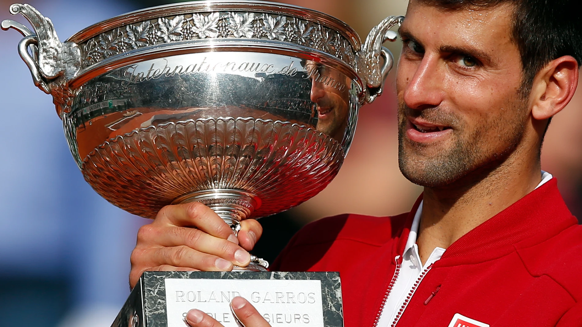 Djokovic, con su último trofeo de campeón en Roland Garros