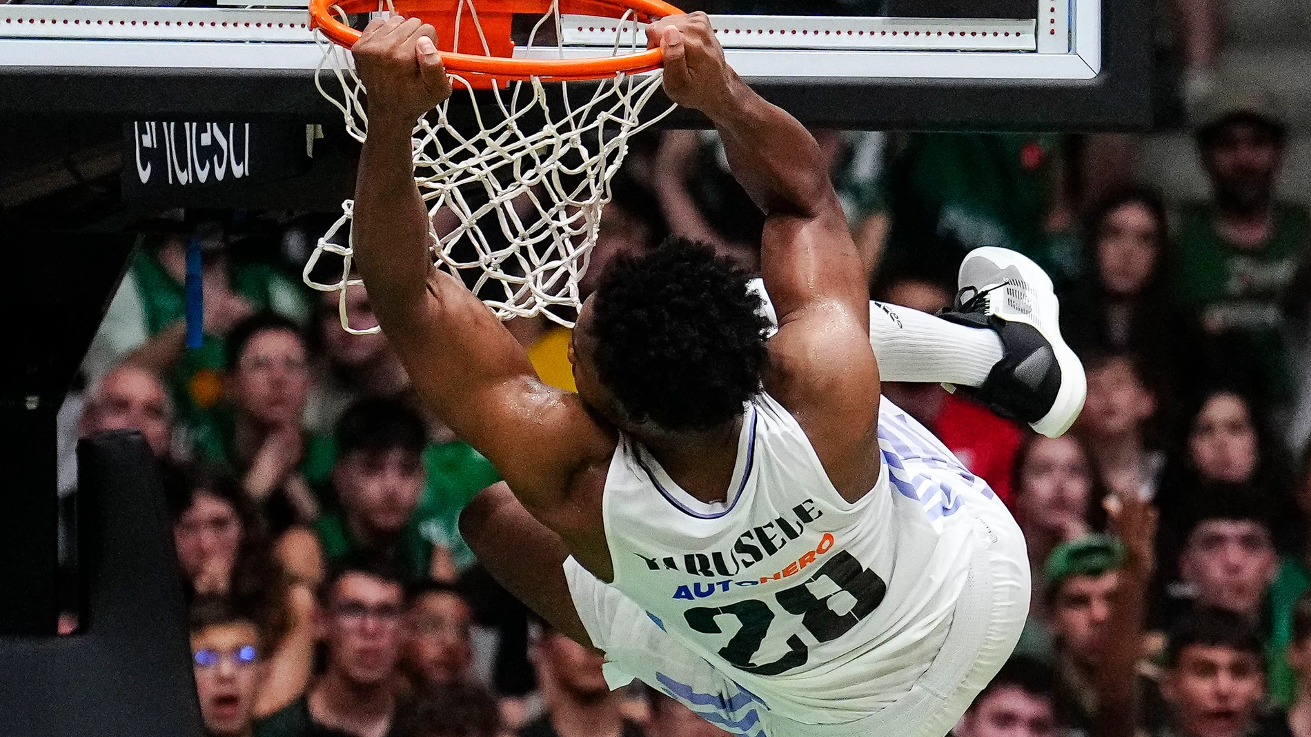 Yabusele se cuelga del aro del Joventut