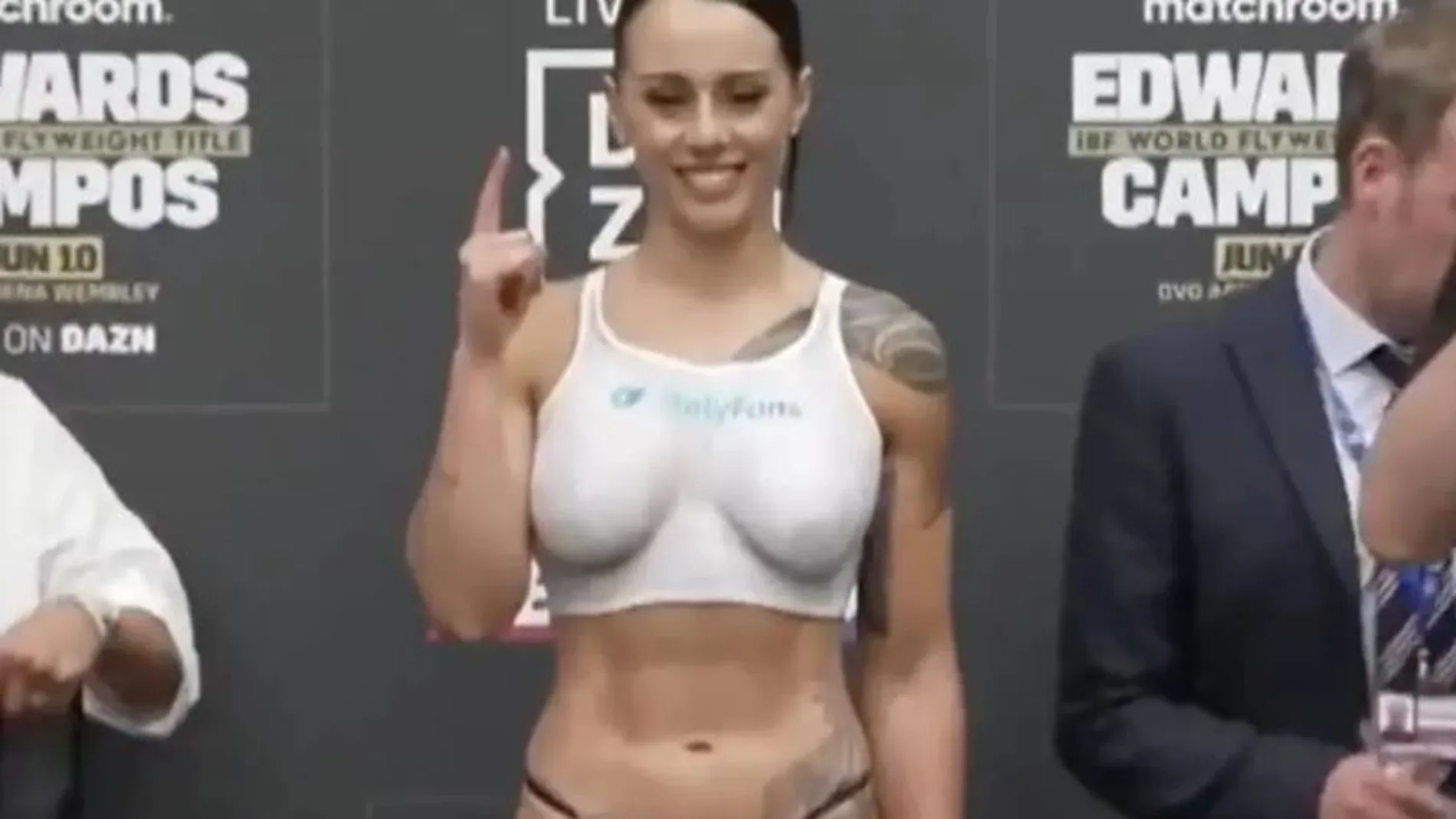 Una campeona del mundo de boxeo acude a un pesaje en topless para