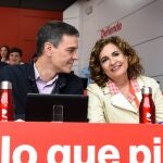 El secretario general del PSOE y presidente del Gobierno, Pedro Sánchez, y la ministra de Hacienda y Función Pública, María Jesús Montero, archivo