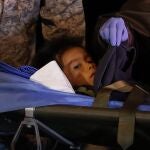 Los menores Lesly Mukutuy, de 13 años; Soleiny Mukutuy, de 9; Tien Noriel Ronoque Mukutuy, de 4 años, y el bebé de un año Cristin Neruman Ranoque, llegan al Aeropuerto Militar de CATAM para ser trasladados al Hospital Militar de Bogotá