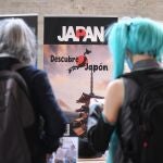 Varias personas asisten a la VII edición de ‘Madrid Otakuí, en el Pabellón de Cristal de la Casa de Campo