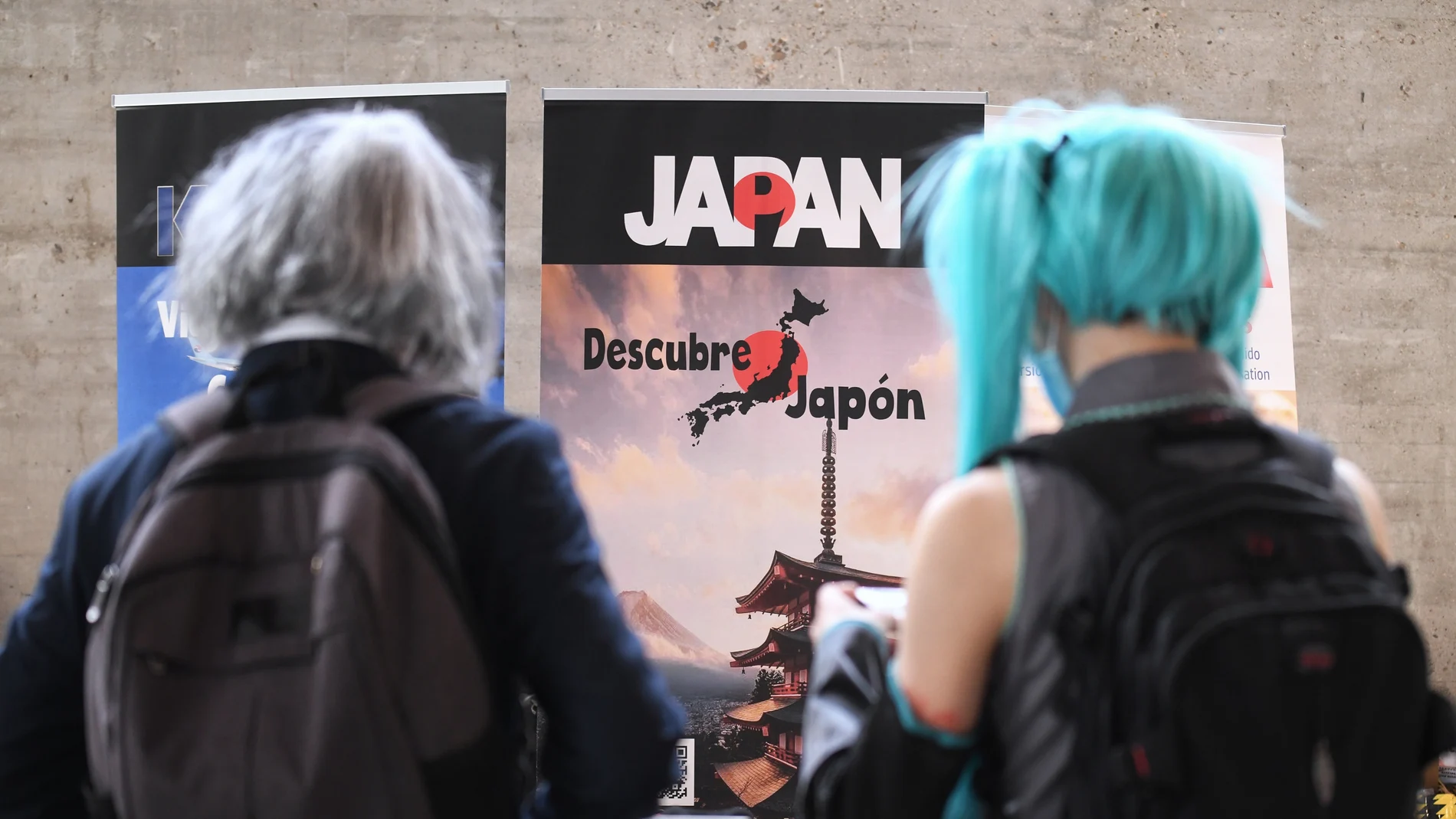 Varias personas asisten a la VII edición de ‘Madrid Otakuí, en el Pabellón de Cristal de la Casa de Campo