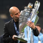 Guardiola besa su tercera Champions
