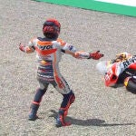 Marc Márquez se lamenta nada más caerse en Mugello