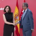 La presidenta de la Comunidad de Madrid, Isabel Díaz Ayuso, y Enrique Ossorio
