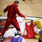 Connor McGregor, en plena agresión a la mascota de los Heat