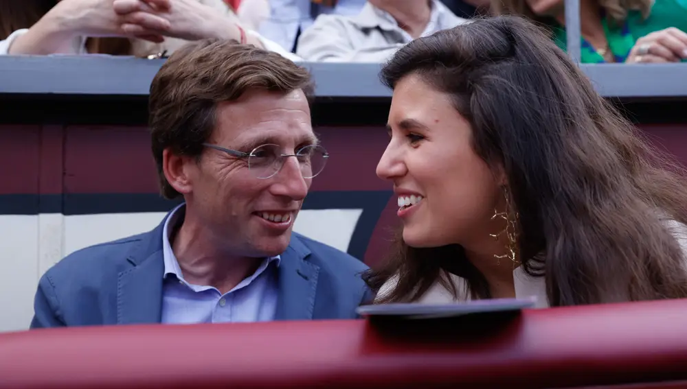 José Luis Martínez-Almeida y Teresa Urquijo este domingo a la Plaza de Las Ventas (Madrid) donde se celebra la corrida de toros In Memorian José Cubero "Yiyo".