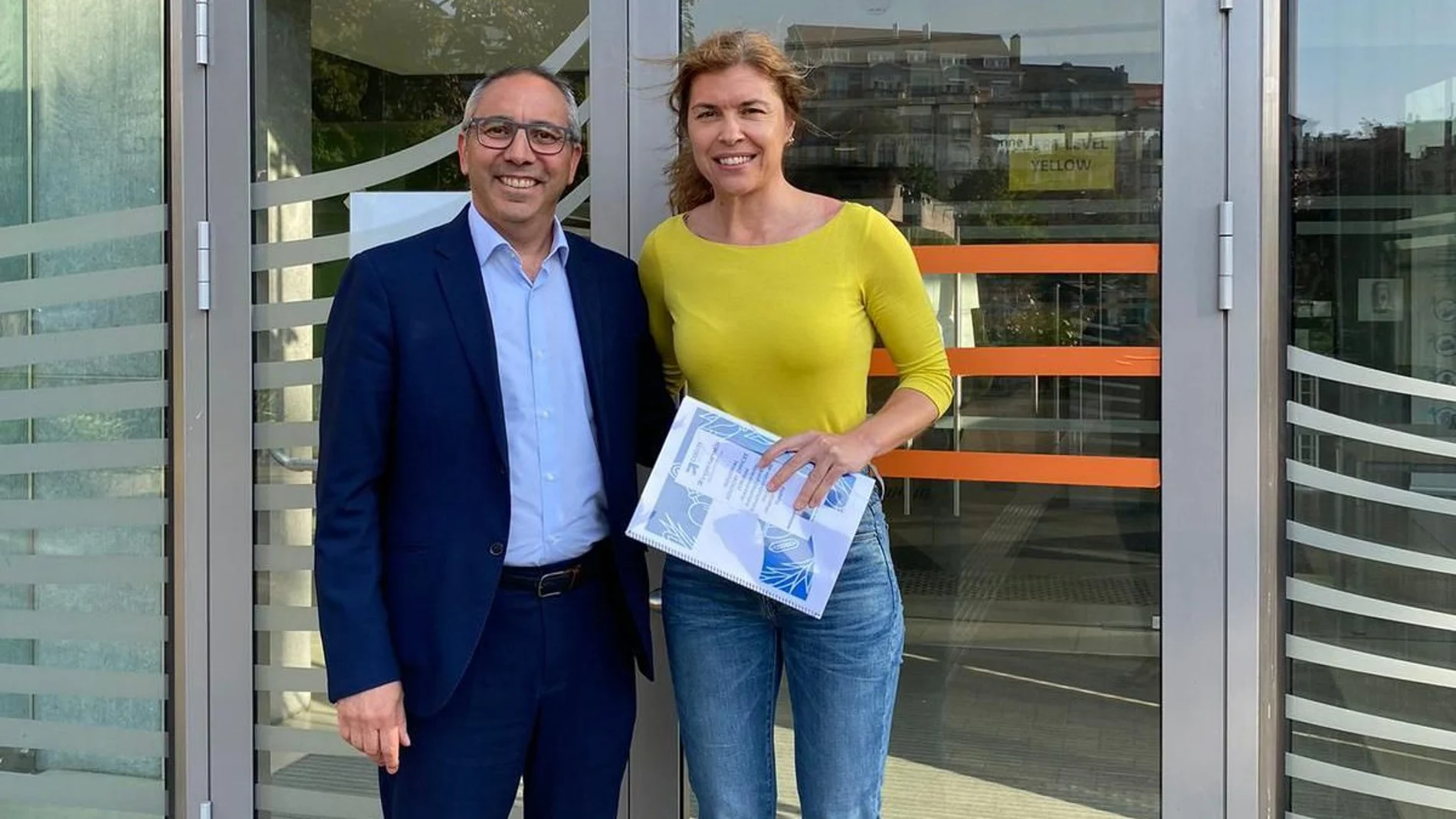 La directora de la Delegación Permanente de la Junta ante la UE, Clara San Damián, junto al decano del Colegio de Ingenieros Técnicos Industriales de Zamora, José Luis Hernández Merchán