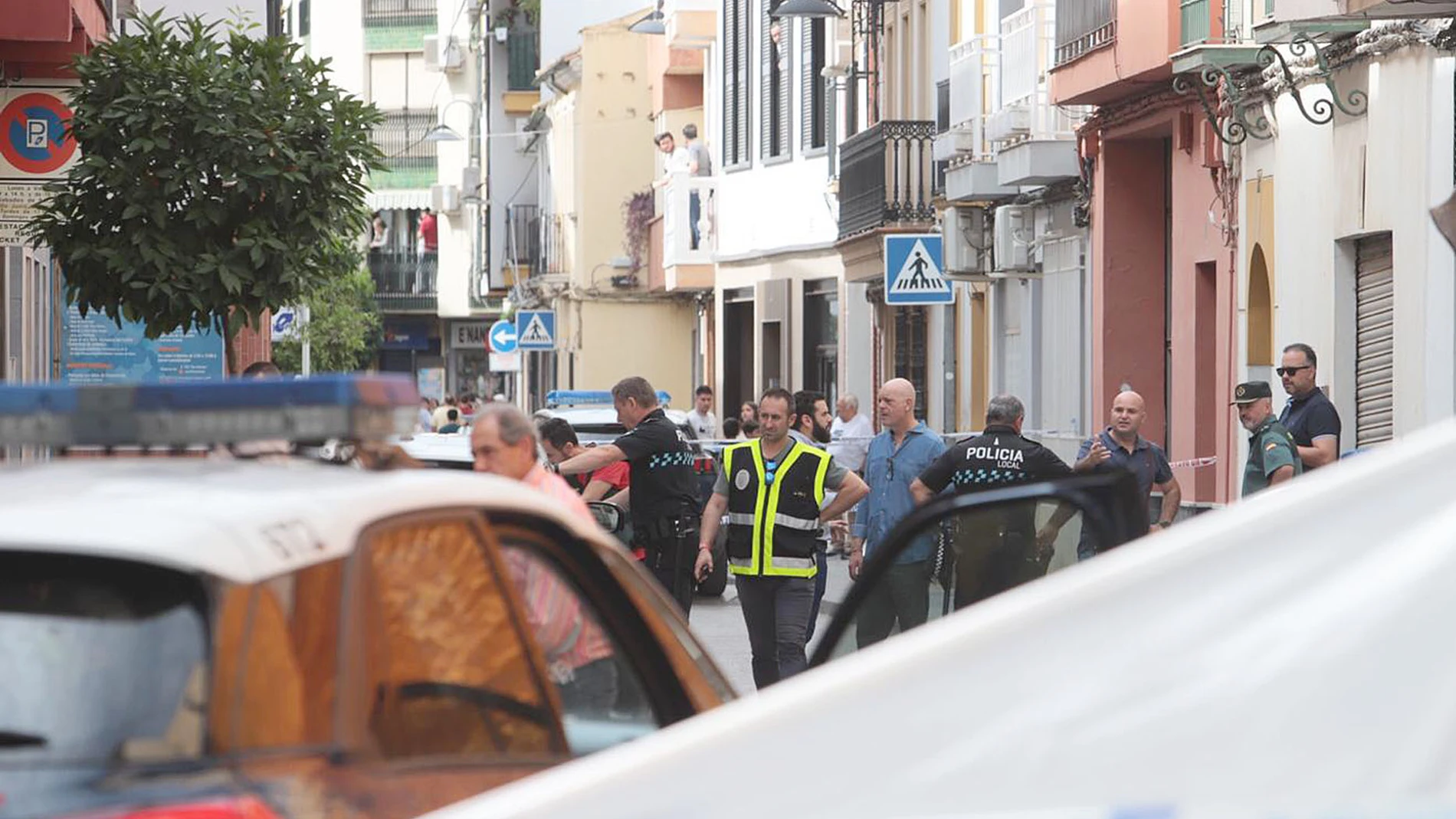 Andújar (Jaén), 11/06/2023.- Un agente de la Policía Nacional, de 40 años, ha fallecido este domingo al ser atacado cuando intervenía para sofocar una discusión entre dos vecinos de Andújar (Jaén), uno de los cuales, el agresor, ha muerto también al ser abatido a tiros por otro agente, que ha resultado herido leve. EFE/Lorente