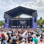 AMP.- Unas 6.000 personas guardan 5 minutos de silencio por el crimen machista en Cornellà (Barcelona)