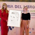 Yolanda Gil recibe el premio de manos de la viceconsejera Mar Sancho