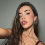Violeta Mangriñán con bomber de lentejuelas de Zara.