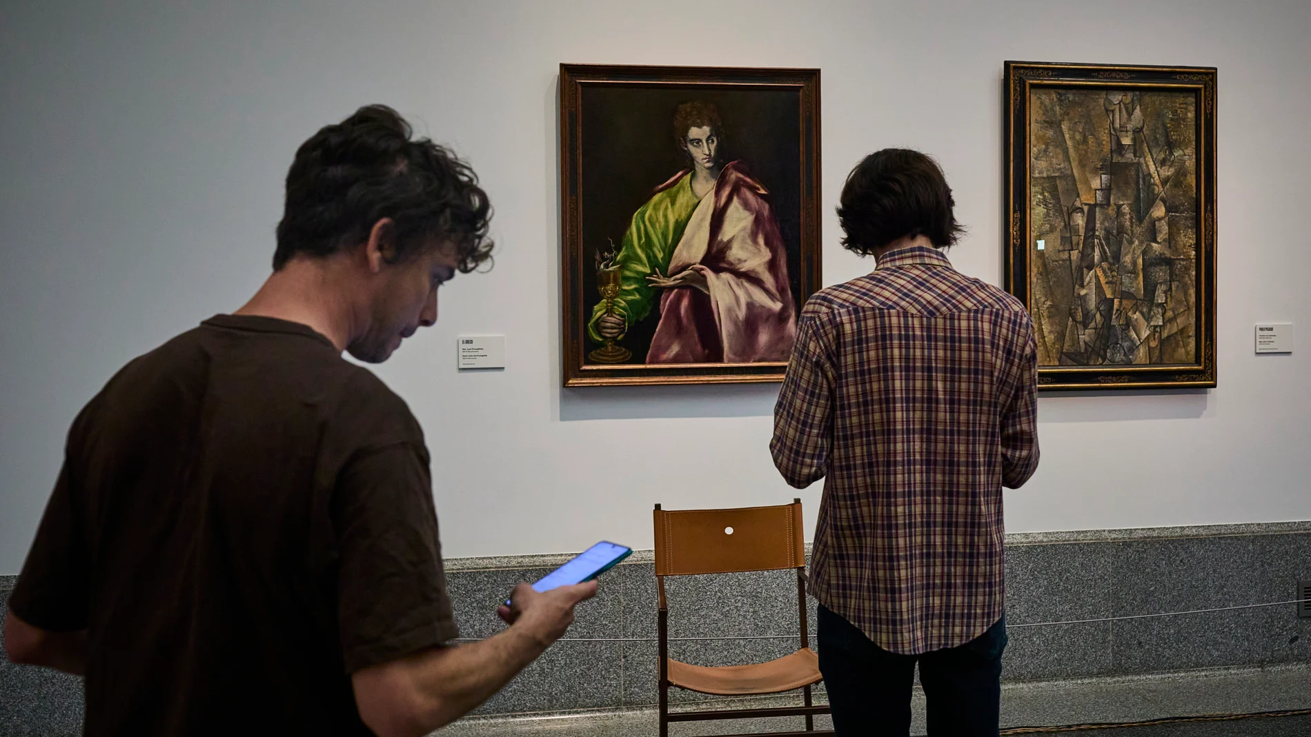 Visitantes observan algunos de los cuadros que se exhiben en la exposición "Picasso, el Greco y el cubismo analítico", que el Museo del Prado ha presentado este lunes. La muestra se centra en la obra cubista de Picasso analizando la influencia del Greco en el desarrollo del cubismo analítico del pintor malagueño y estará abierta hasta el 17 de septiembre © Alberto R. Roldán / Diario La Razón. 12 06 2023