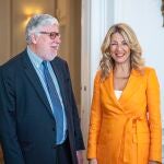 El diplomático Agustín Santos Maraver y la vicepresidenta y líder de Sumar, Yolanda Díaz.