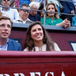 José Luis Martínez Almeida y Teresa Urquijo en Las Ventas.