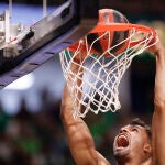 Da Silva anota con un mate en el aro del Unicaja