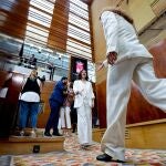 -FOTODELDIA- MADRID, 13/06/2023.- La líder de Más Madrid, Mónica García (d), se dirige a saludar a la presidenta en funciones de la Comunidad, Isabel Díaz Ayuso, ambas vestidas con traje pantalón blanco, a su llegada a la Asamblea de Madrid este martes cuando se inicia una nueva legislatura con la constitución del parlamento autonómico. 