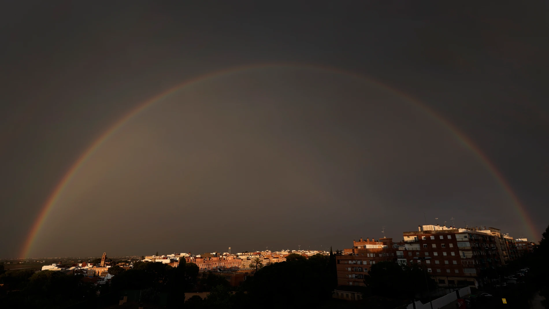 GRAFCVA3955. GODELLA, 13/06/2023.- Vista general del arco iris aparecido tras el episodio de tormentas de intensidad fuerte que ha registrado este martes la Comunitat Valenciana, en algunos casos acompañadas de granizo y fuerte viento, que ha obligado ya a los bomberos de las provincias de Alicante y de Valencia a hacer medio centenar de intervenciones. EFE/Kai Försterling
