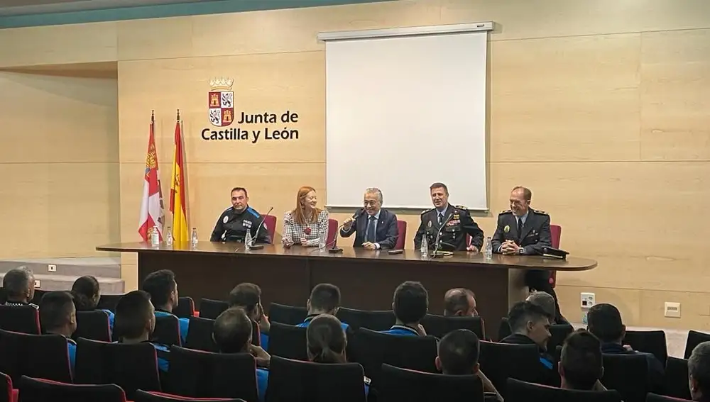 La Directora General de la Agencia de Protección Civil y Emergencias, Irene Cortés, ha presentado el curso de Guías caninos y adiestramiento de perros detectores pasivos de drogas y sustancias estupefacientes empleando el sistema de 'Marcaje Lapa', que durará hasta el 10 de noviembre