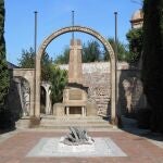 Estructura completa del monumento a los caídos en Barcelona