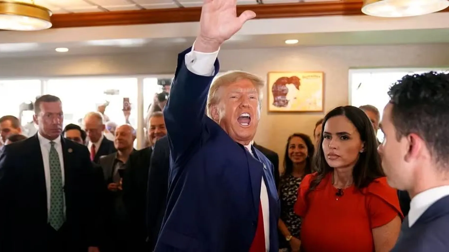 El expresidente Donald Trump saluda este martes a sus seguidores en el restaurante Versailles de Miami