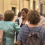 Catalá fue saludada ayer por varias personas tras su salida del último pleno de este mandato