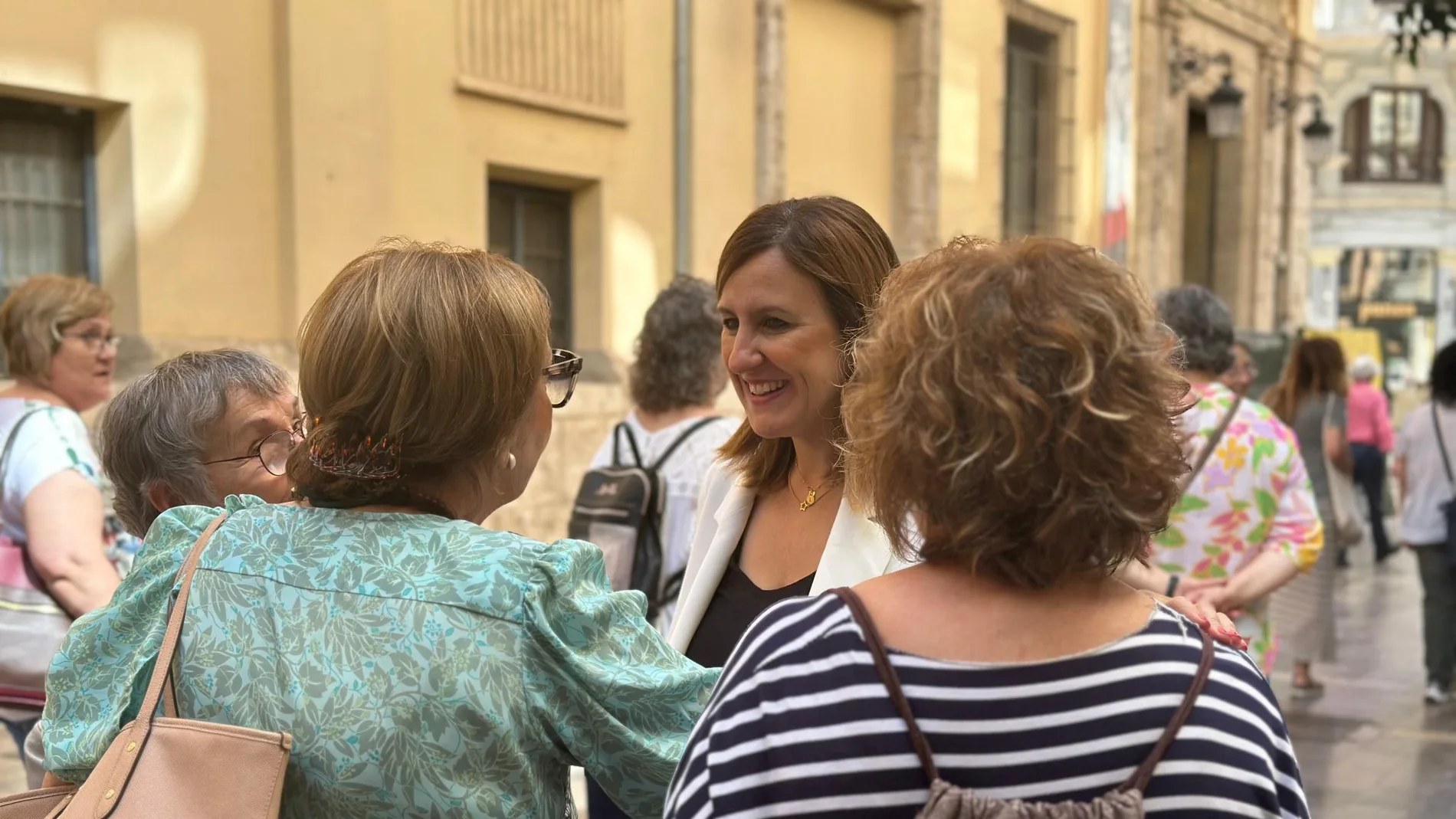 Catalá fue saludada ayer por varias personas tras su salida del último pleno de este mandato