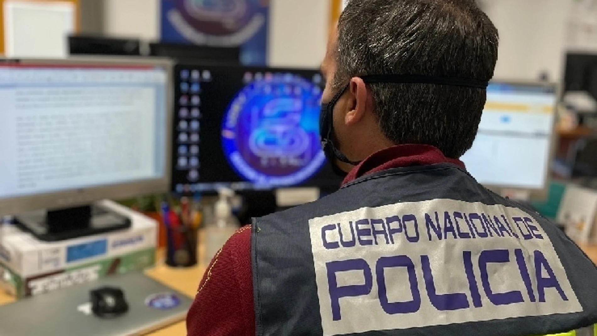 Un agente del Cuerpo Nacional