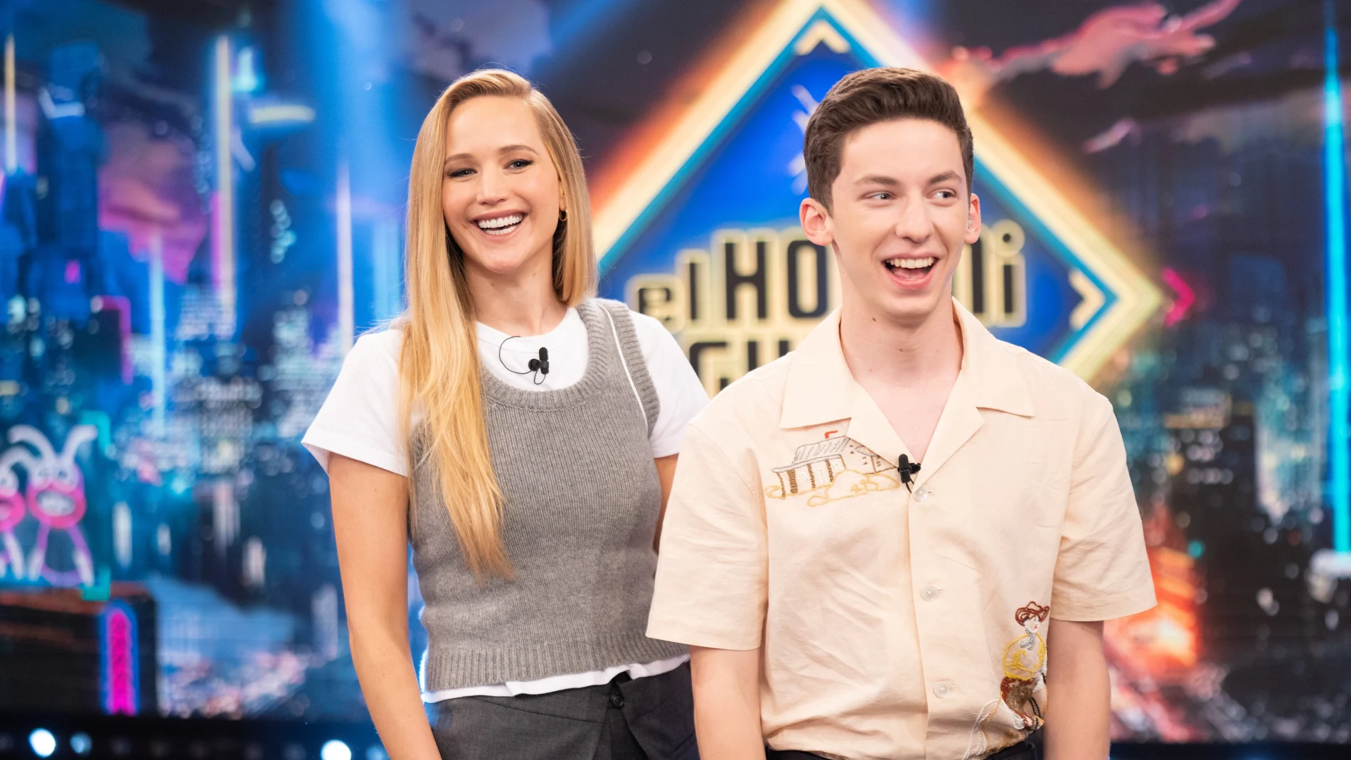 Jennifer Lawrence y Andrew Barth Feldman en el plató de 'El Hormiguero'