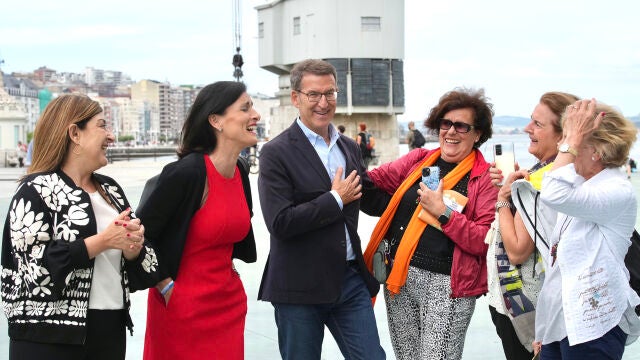 El líder del PP Alberto Núñez-Feijóo, la presidenta de Cantabria y la alcaldesa de Santander, ayer