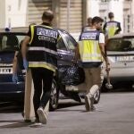 Varios miembros de la Policía Nacional abandonando el lugar de los hechos tras sacar el cuerpo sin vida de Sibora Gagani