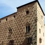 Fachada del edificio de la Casa de las Conchas