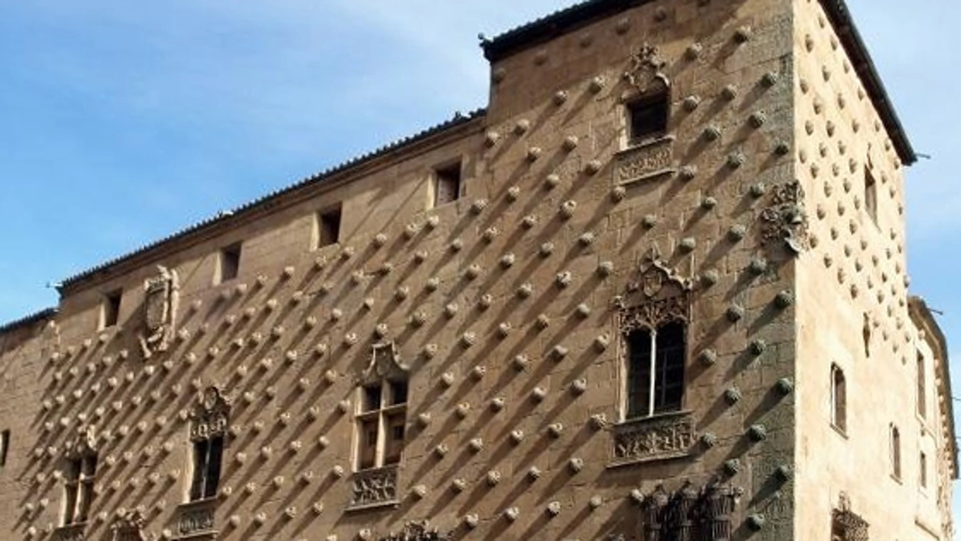 Fachada del edificio de la Casa de las Conchas