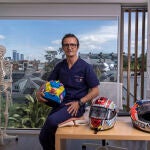 El traumatólogo Ángel Villamor durante su entrevista con LA RAZÓN
