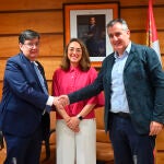 Juan Luis Feltrero y Fernando Hernanz sellan el acuerdo ante la consejera María González Corral