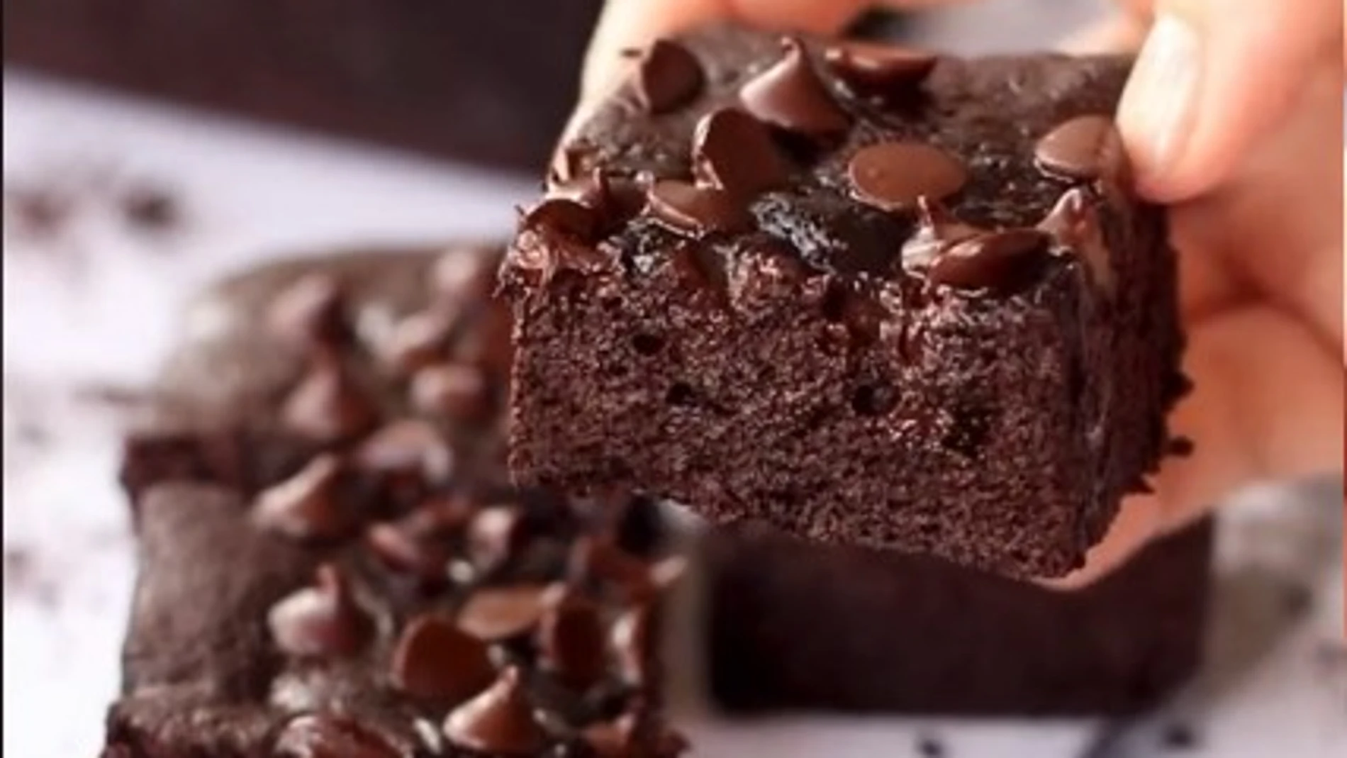 Este bizcocho de chocolate se prepara en unos minutos en el microondas