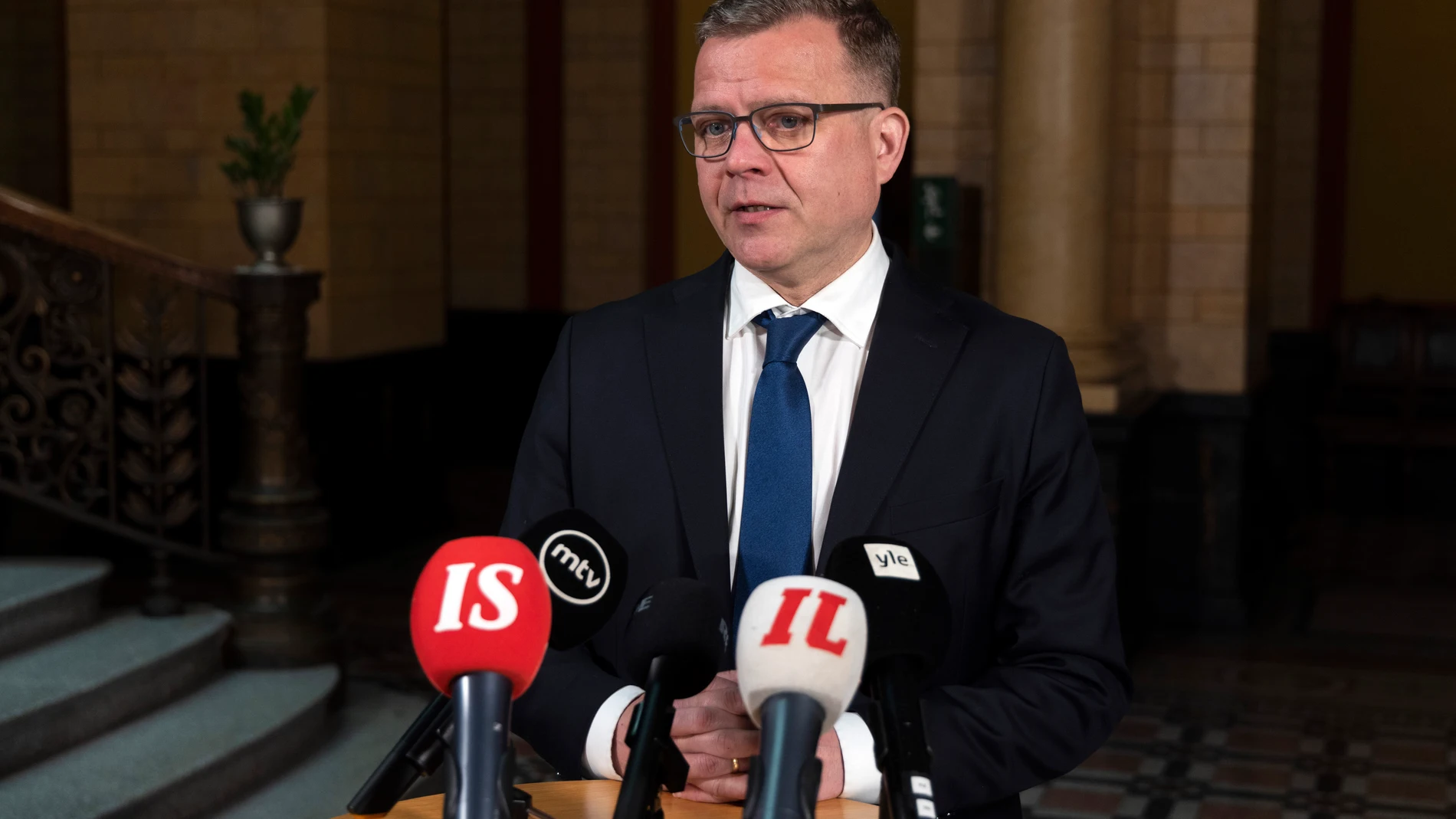 HELSINKI, May 2, 2023 -- Petteri Orpo, leader of the National Coalition Party, speaks to the press before the government negotiations at the House of the Estates in Helsinki, Finland, on May 2, 2023. The National Coalition Party, the right wing Finns Party, the Swedish People's Party and the Christian Democrats Party took part in the government negotiations on Tuesday. (Foto de ARCHIVO) 02/05/2023