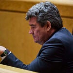 José Luis Escrivá, Ministro de Inclusión, Seguridad Social y Migraciones de España durante la sesión de control en el Senado.