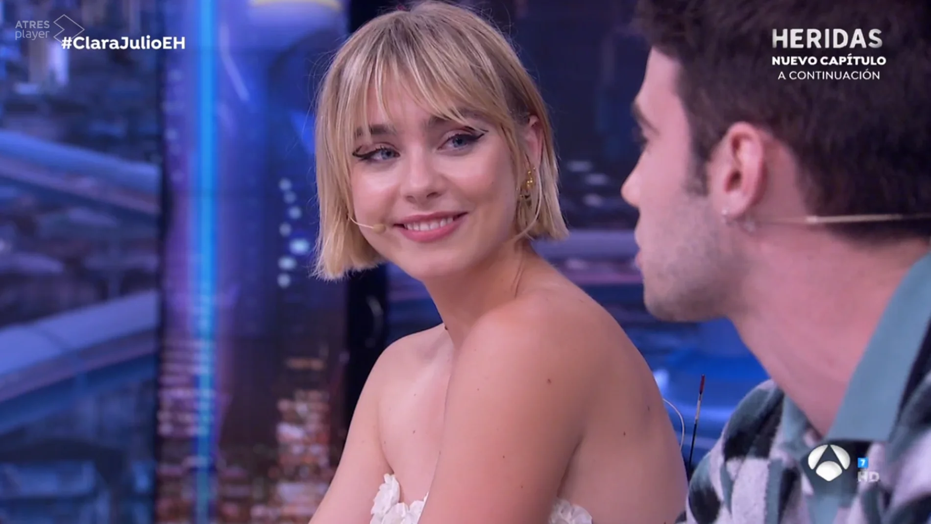 Clara Galle mira con ojos golosos a Julio Peña en el plató de 'El Hormiguero'