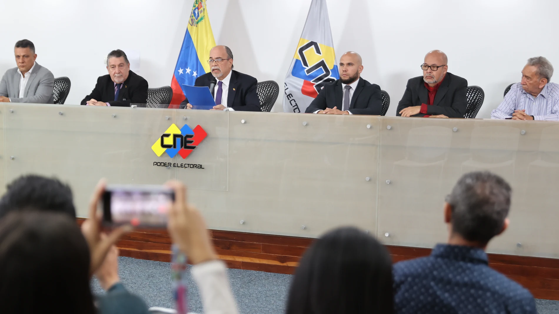 CARACAS (VENEZUELA), 15/06/2023.- El presidente del Consejo Nacional Electoral (CNE) de Venezuela, Pedro Calzadilla (3-i), ofrece una rueda de prensa hoy, en Caracas (Venezuela). Tres de los cinco rectores principales del Consejo Nacional Electoral (CNE) de Venezuela, entre ellos el presidente, Pedro Calzadilla, renunciaron este jueves a sus cargos y pidieron a la Asamblea Nacional (AN, Parlamento), de contundente mayoría oficialista, designar nuevas autoridades. EFE/ Miguel Gutiérrez