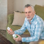Hombre tomando suplementos dietéticos de vitaminas
