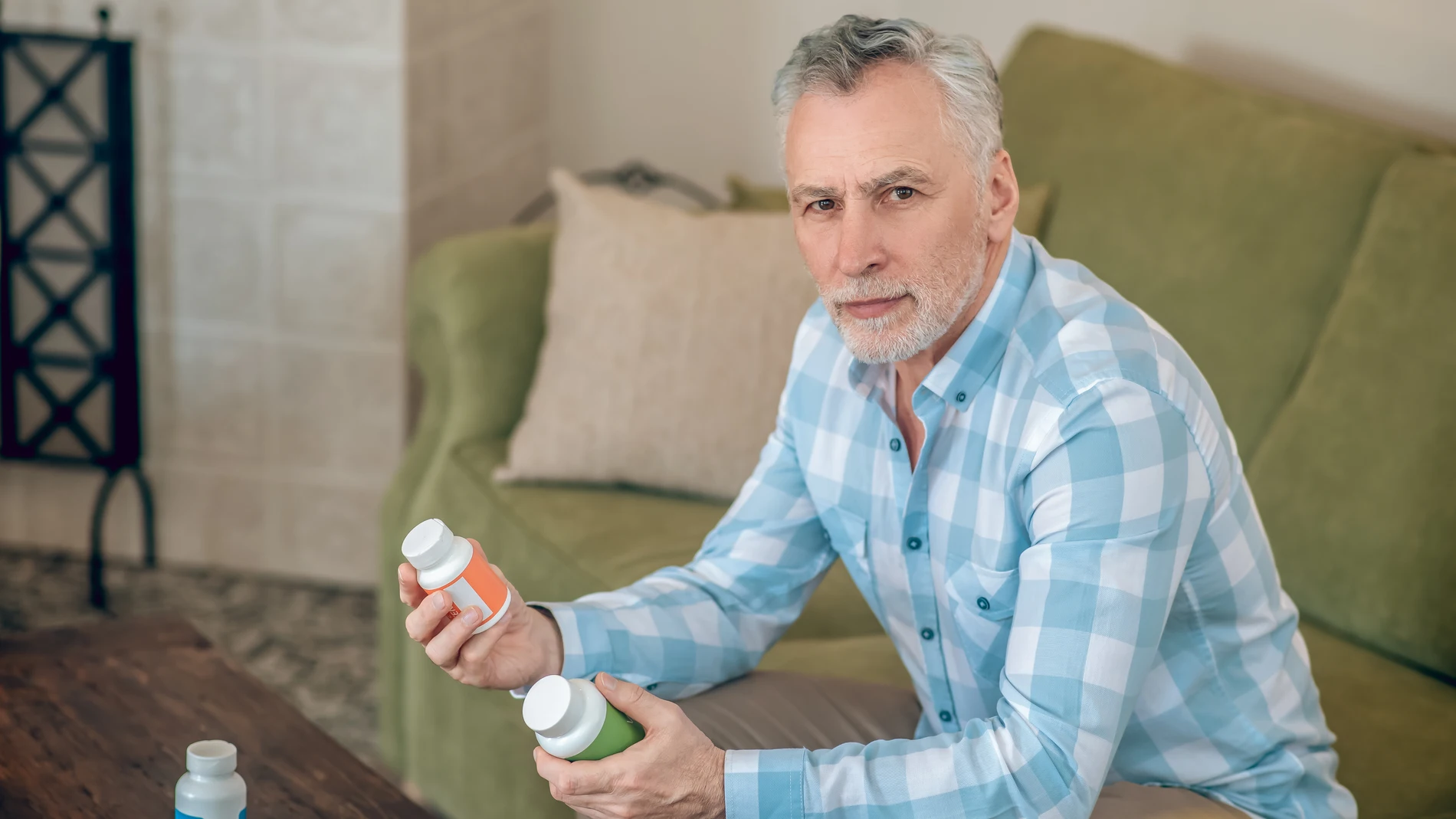 Hombre mayor vitaminas fármacos