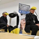 El obispo de Salamanca, Mons. José Luis Retana, y el deán de la Catedral, Antonio Matilla, prueban las gafas