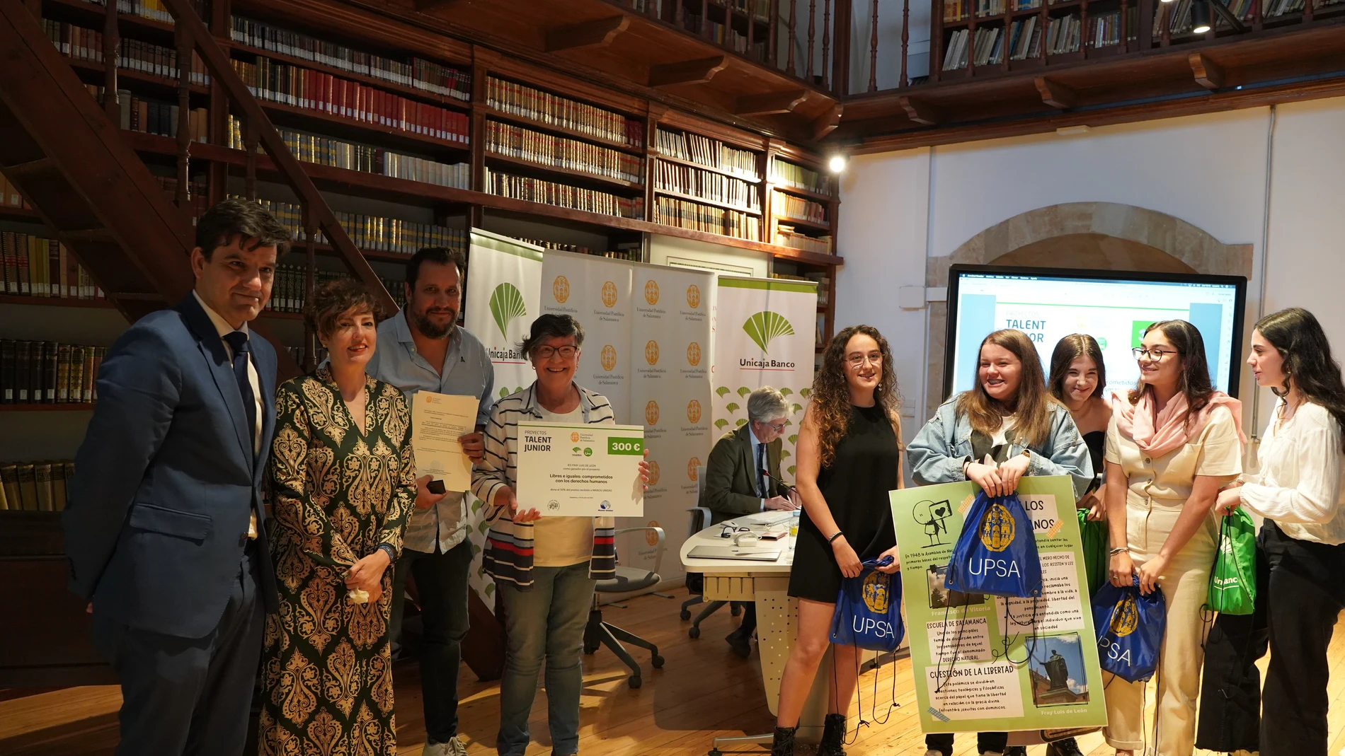 Entrega de premios por parte de la Universidad Pontificia y Unicaja Banco