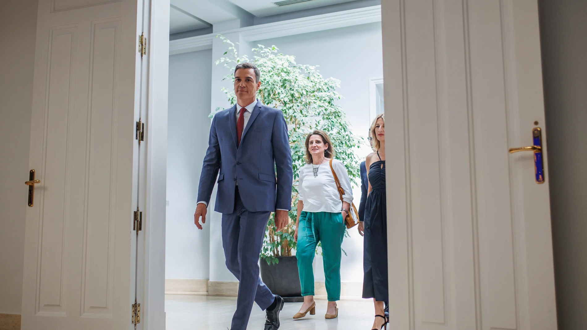 El presidente del Gobierno, Pedro Sánchez, con las vicepresidentas Teresa Ribera y Yolanda Díaz, ayer en el Palacio de la Moncloa