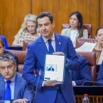 El presidente de la Junta de Andalucía, Juanma Moreno, en el Parlamento